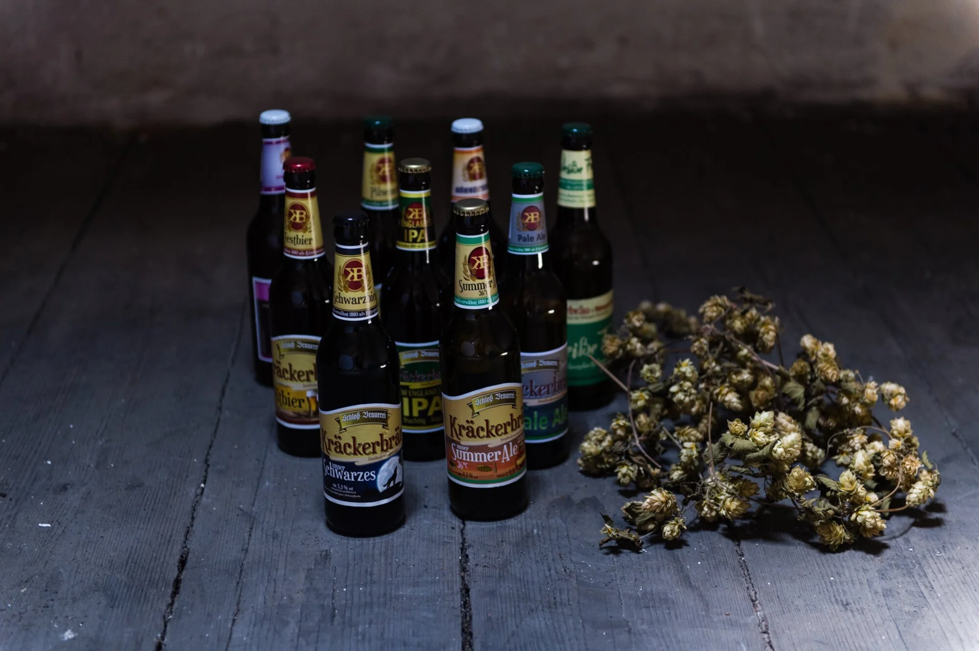 Verschiedene Flaschen Kräcker-Bräu mit Hopfen