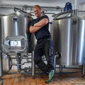Oliver Kräcker beim Brauen