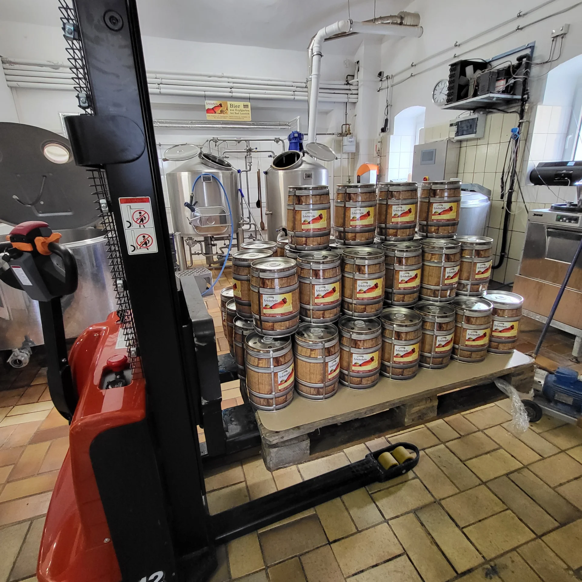 Edelstahltanks und Brauanlage im Inneren der Brauerei