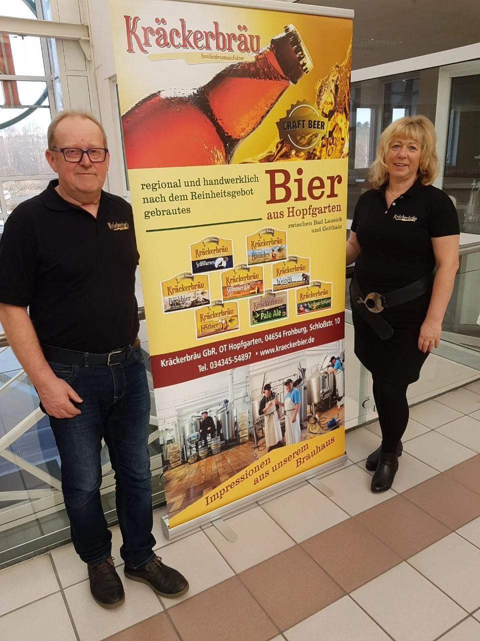 Ramona und Gerd Kräcker vor dem Kräcker-Bräu Sortiment