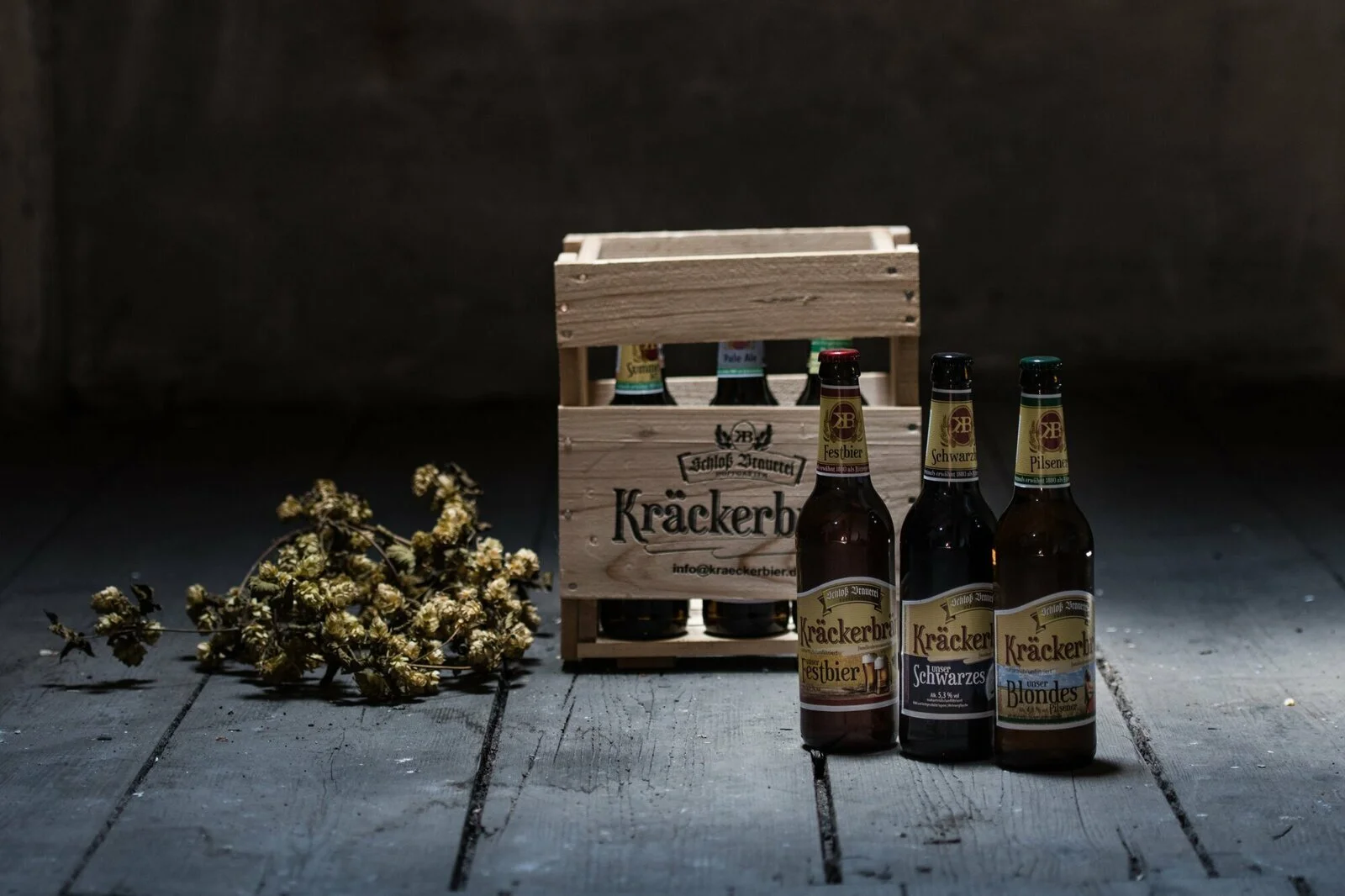 Kräcker-Bräu Flaschen und Holzkiste mit Hopfen